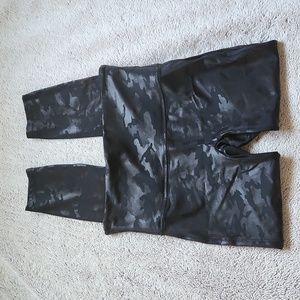 EUC Spanx leggings size XL faux leather black silver camoflauge